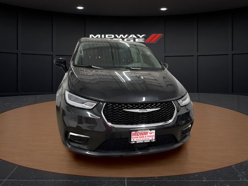 Used 2024 Chrysler Pacifica Limited FWD image 5