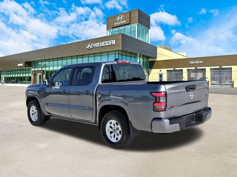 Used 2024 Nissan Frontier SV image 8