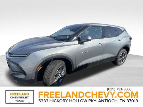 Used 2025 Chevrolet Blazer LT FWD image 2