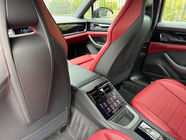 Used 2025 Porsche Panamera image 14