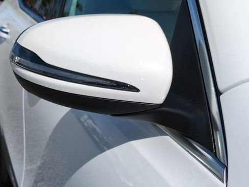 Used 2025 Mercedes-Benz GLB 250 image 12