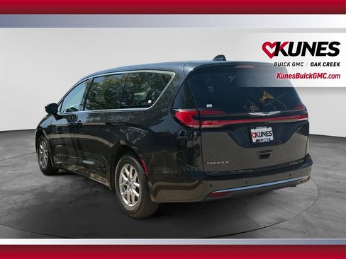 Used 2023 Chrysler Pacifica Touring-L FWD image 8