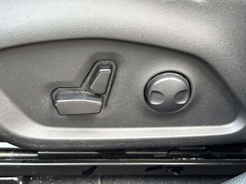 Used 2025 Jeep Compass Limited image 31