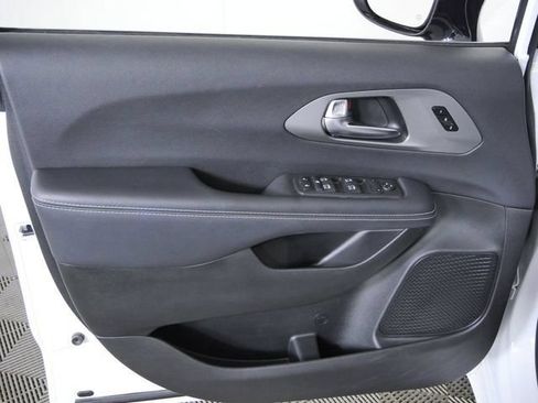 Used 2025 Chrysler Pacifica Select FWD image 20