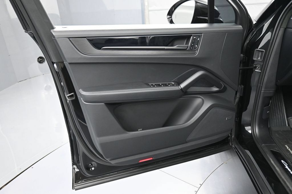 Certified 2025 Porsche Cayenne GTS AWD/4WD image 15