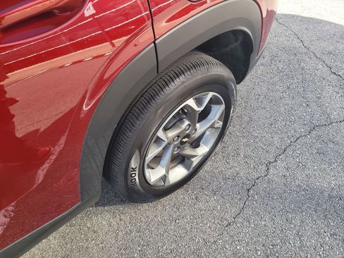 Used 2025 Chevrolet Trax LT w/ LT Convenience Package image 9