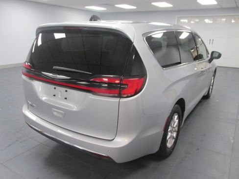 Used 2023 Chrysler Pacifica Touring-L FWD image 5