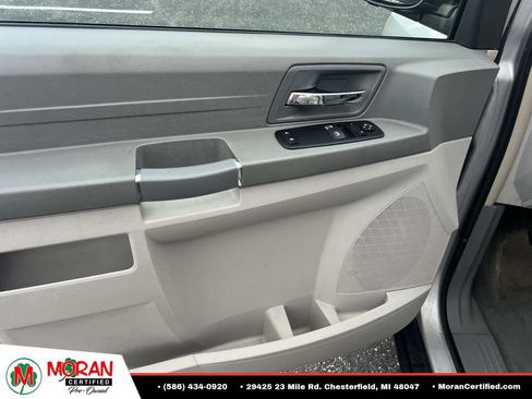 Used 2009 Chrysler Town & Country LX FWD image 15