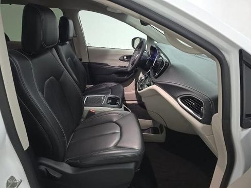 Used 2023 Chrysler Pacifica Touring-L w/ Road Tripper Package FWD image 11