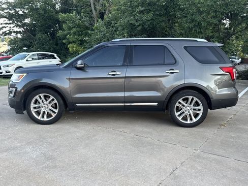 Used 2017 Ford Explorer Limited w/ Equipment Group 301A FWD image 3