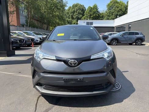 Used 2019 Toyota C-HR XLE FWD image 3