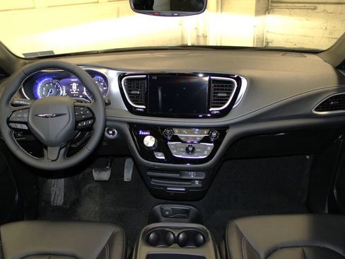 New 2026 Chrysler Pacifica Select image 9