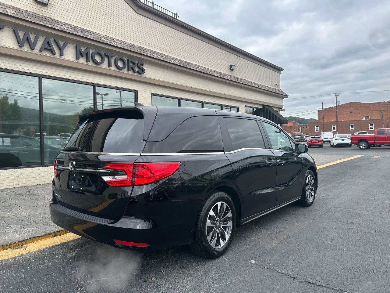 Used 2024 Honda Odyssey EX-L image 3