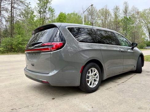 Used 2025 Chrysler Pacifica Select FWD image 8