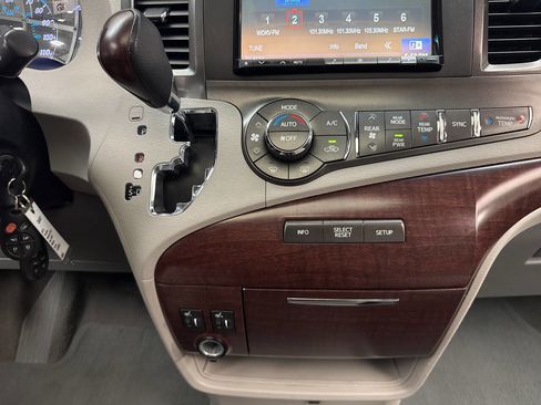 Used 2011 Toyota Sienna XLE AWD/4WD image 17
