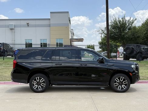 Used 2023 GMC Yukon XL AT4 w/ AT4 Premium Package AWD/4WD image 3