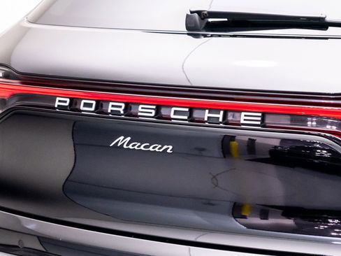 Certified 2023 Porsche Macan AWD/4WD image 32