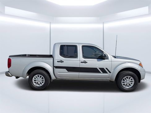 Used 2018 Nissan Frontier SV image 2