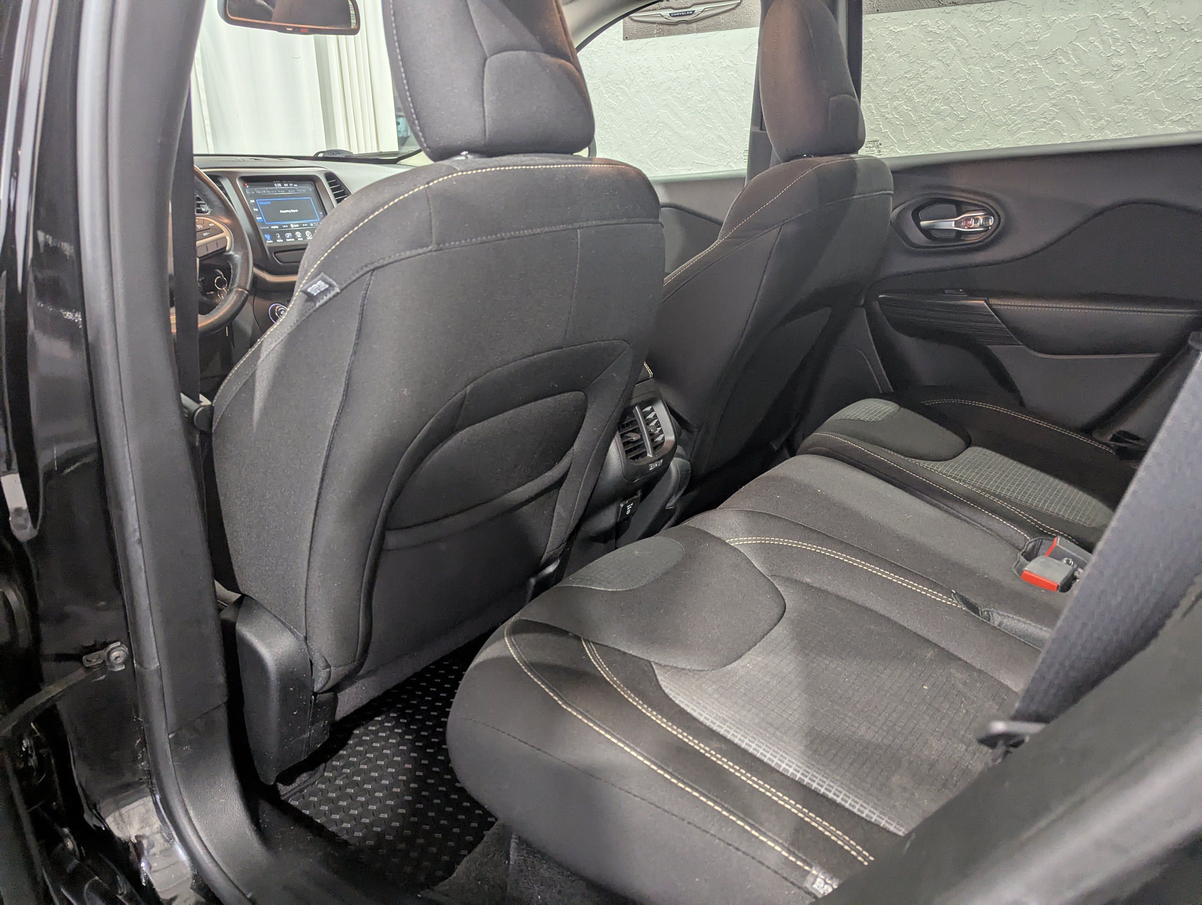 Used 2017 Jeep Cherokee Latitude w/ Cold Weather Group AWD/4WD image 11