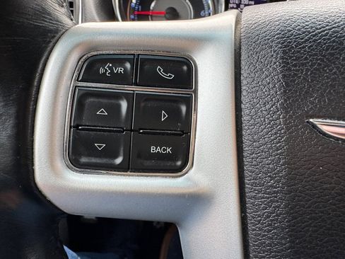 Used 2014 Chrysler Town & Country Touring image 14