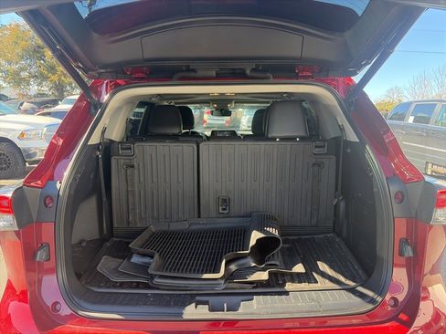 Used 2022 Toyota Highlander XLE image 10