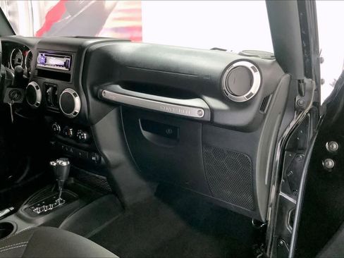 Used 2018 Jeep Wrangler Unlimited Sahara image 18