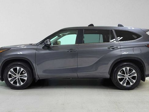 Used 2023 Toyota Highlander XLE AWD/4WD image 6