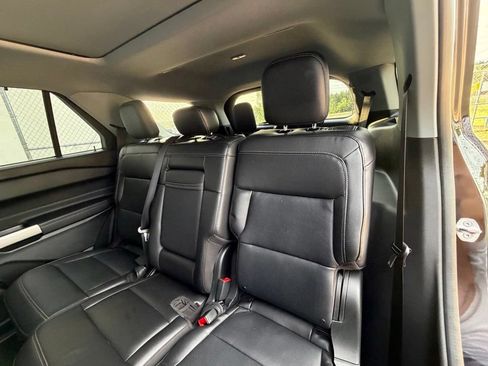 Used 2023 Ford Explorer Limited w/ Limited Technology Package AWD/4WD image 19