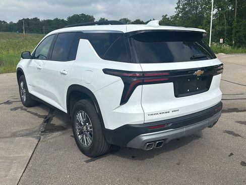 Used 2025 Chevrolet Traverse LT w/ Driver Confidence Package AWD/4WD image 3