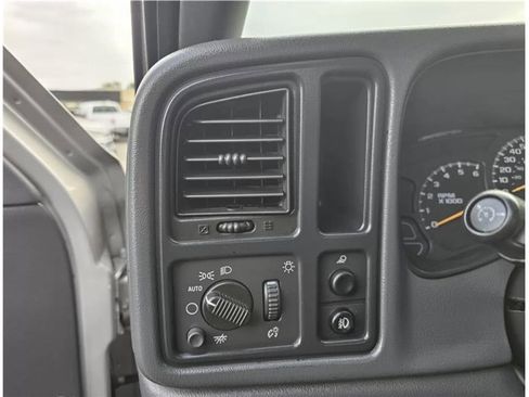 Used 2004 Chevrolet Avalanche 2WD image 10