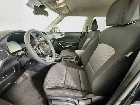 Used 2025 Kia Soul LX w/ LX Technology Package FWD image 13
