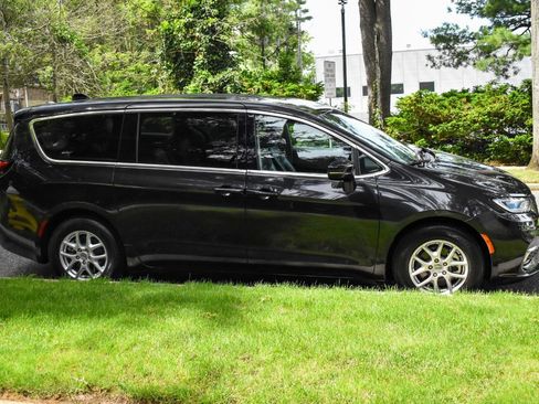 Used 2024 Chrysler Pacifica Touring-L FWD image 8