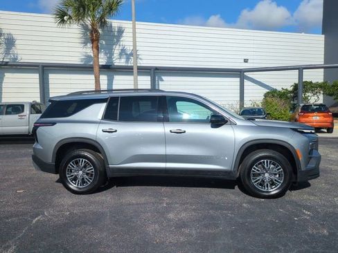 Used 2026 Chevrolet Traverse LT FWD image 4