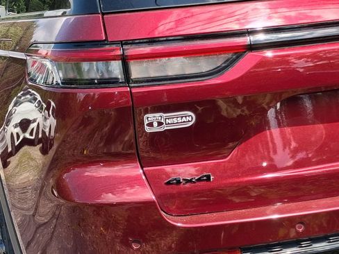 Used 2023 Jeep Grand Cherokee Laredo AWD/4WD image 9