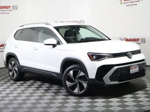 Used 2025 Volkswagen Taos SE AWD/4WD image 2