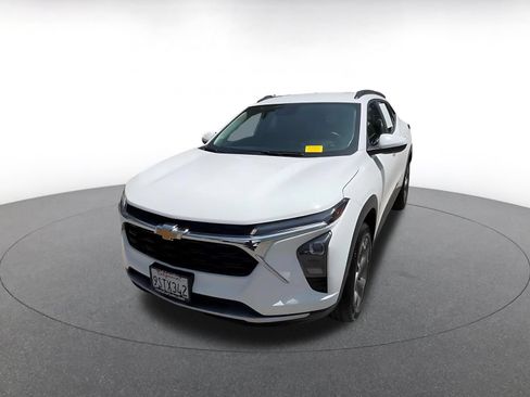 Used 2025 Chevrolet Trax LT w/ LT Convenience Package FWD image 5