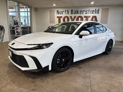 Certified 2025 Toyota Camry SE image 1