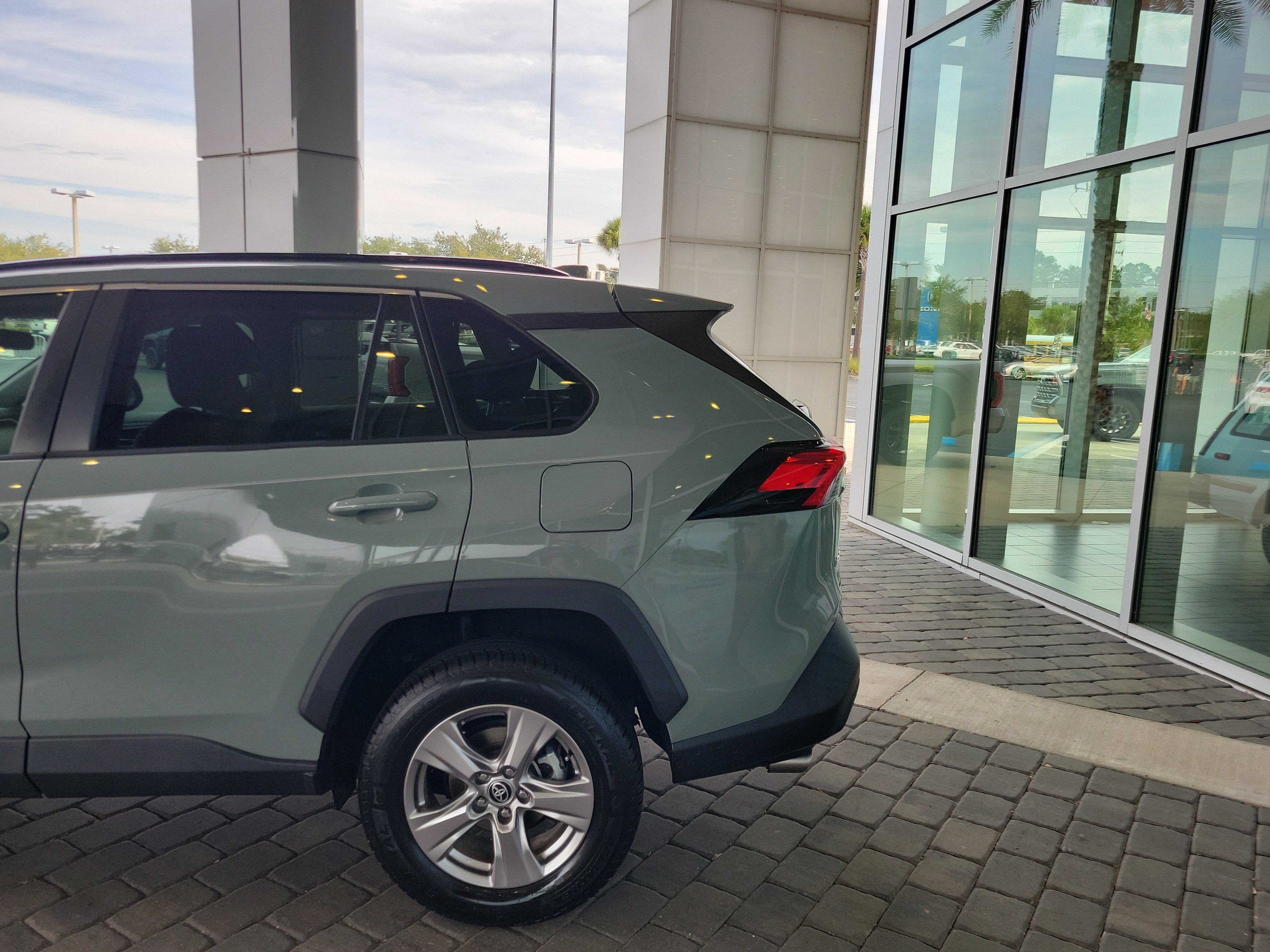 Used 2022 Toyota RAV4 XLE w/ Convenience Package FWD image 4