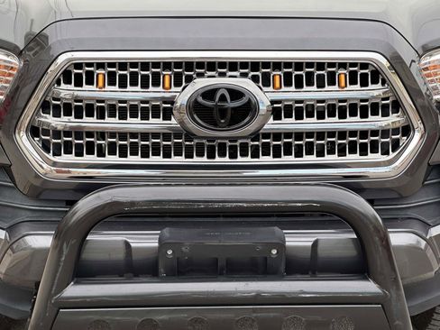 Used 2016 Toyota Tacoma TRD Sport image 9