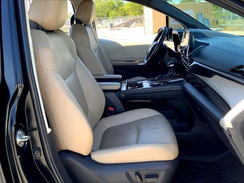 Used 2021 Toyota Sienna Limited image 9