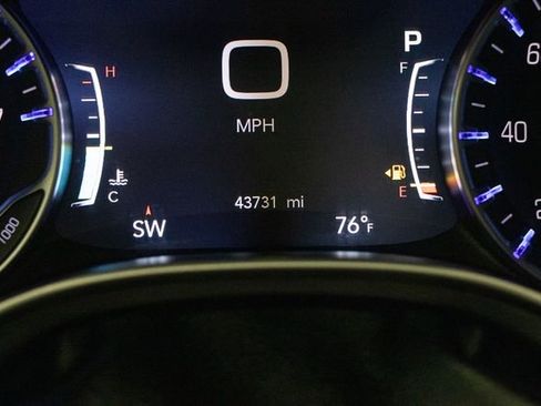 Used 2024 Chrysler Pacifica Touring-L image 31