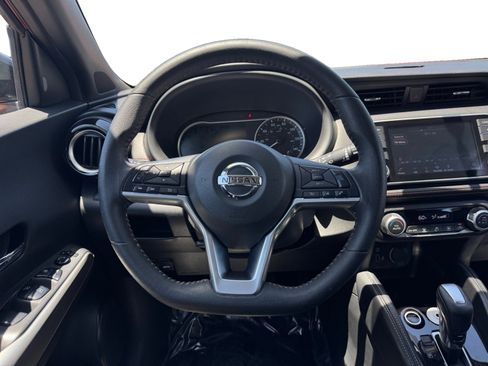 Used 2019 Nissan Kicks SR FWD image 12