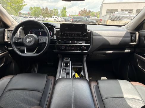Used 2025 Nissan Pathfinder Platinum FWD image 12