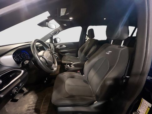 Used 2020 Chrysler Pacifica Touring w/ Advanced Safetytec Group image 15