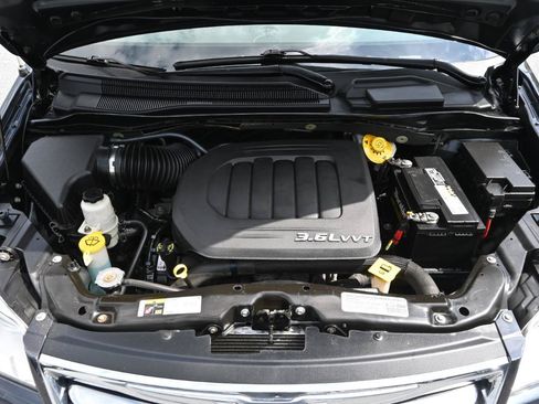 Used 2014 Chrysler Town & Country Touring FWD image 38