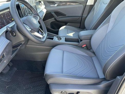 New 2025 Volkswagen Tiguan SE image 18