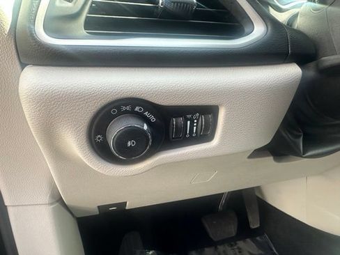 Used 2024 Chrysler Pacifica Touring-L FWD image 28