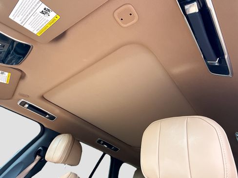 Used 2025 Land Rover Range Rover SE image 25