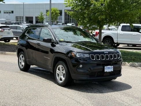 Used 2023 Jeep Compass Latitude w/ Sun and Sound Group AWD/4WD image 3