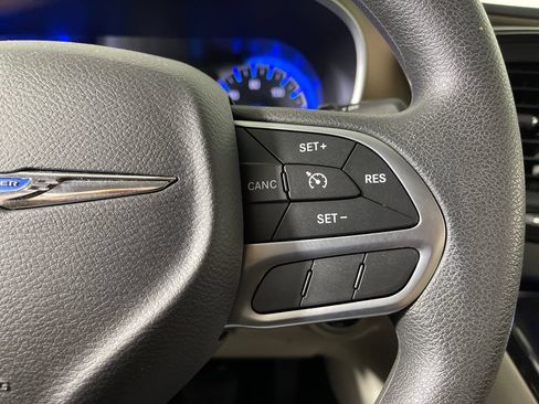 Used 2017 Chrysler Pacifica LX FWD image 29